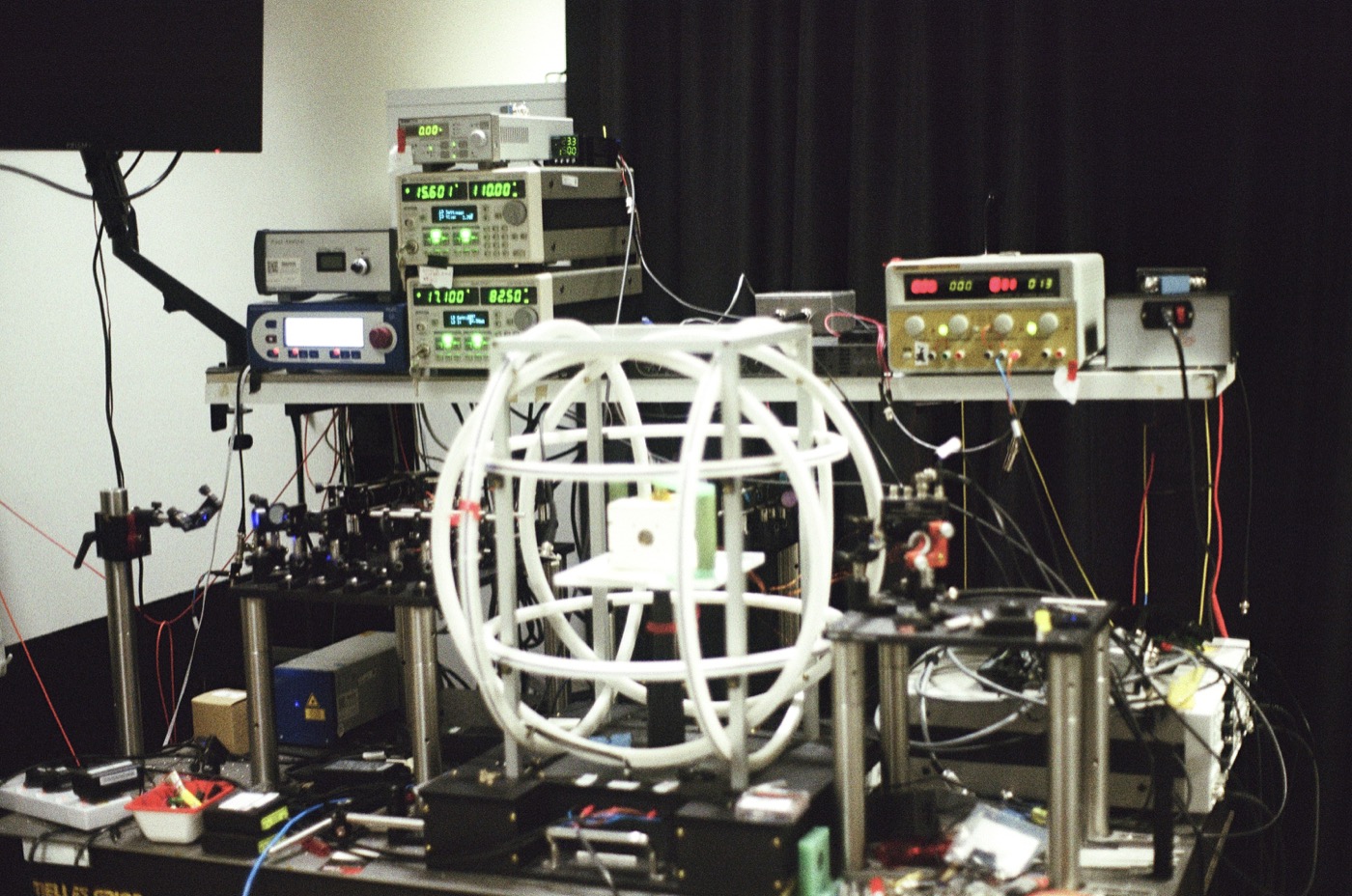 Optical table used for a hybrid pumping experiment